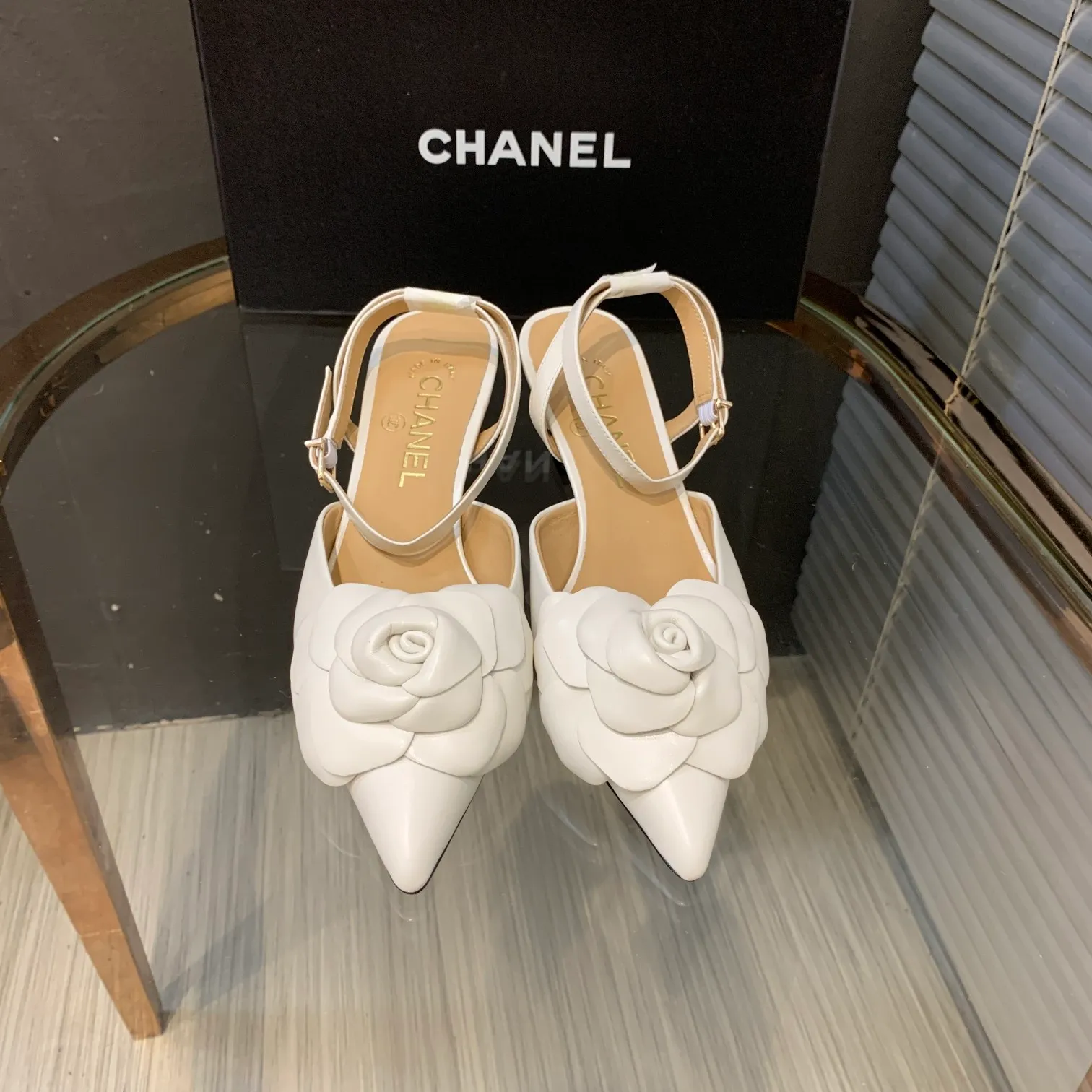 👟👟Ex-factory price 600👟👟 🍀Chanel's new flagship series of sandals in the counter are newly released 2022S summer series, exquisite retro shoes, the latest camellia flower design of Jindian Xiaoxiang on the upper is exquisite and fashionable, a popular model among domestic and foreign bloggers Upper: original Italian imported sheepskin original one-to-one sheepskin handmade camellia🌸 Inner lining: imported mixed sheepskin lining Outsole: Genuine leather outsole imported from Italy Size number: 35-39 (40, 41 customization is non-returnable) Heel height: 4cm Delivered with luxurious latest counter packaging